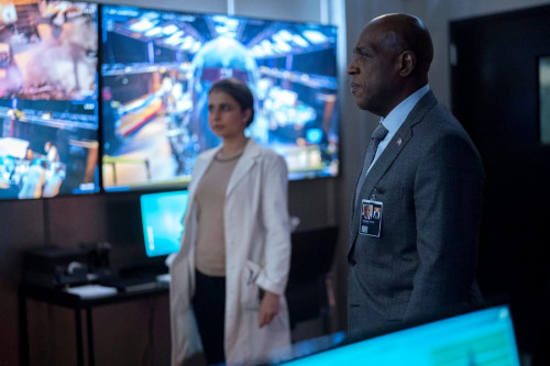 MANIFEST -- "Water Landing" Episode 305 -- Pictured: (l-r) Mahira Kakkar as Dr. Aria Gupta, Daryl Ed