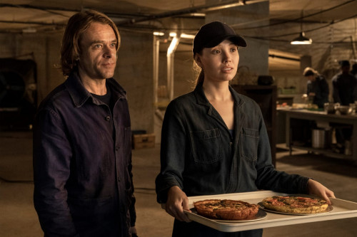 Nick Stahl as Riley, Jessica Perrin as Sabrina - Fear the Walking Dead _ Season 6, Episode 11 - Phot