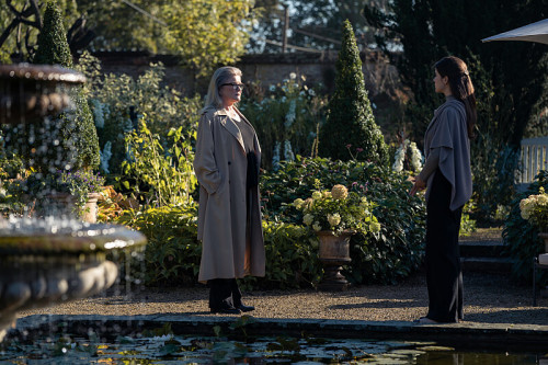 (L-R): Kate Mulgrew as Finch and Sonya Cassidy as Edie in THE MAN WHO FELL TO EARTH, "As the World F