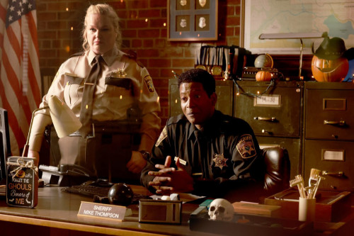 RESIDENT ALIEN -- "The Alien Within" Episode 212 -- Pictured: (l-r) Elizabeth Bowen as Deputy Liv Ba