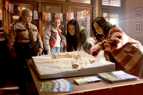RESIDENT ALIEN -- "The Alien Within" Episode 212 -- Pictured: (l-r) Elizabeth Bowen as Deputy Liv Ba