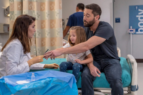 NEW AMSTERDAM -- "Grabby Hands" Episode 505 -- Pictured: (l-r) Janet Montgomery as Dr. Lauren Bloom,