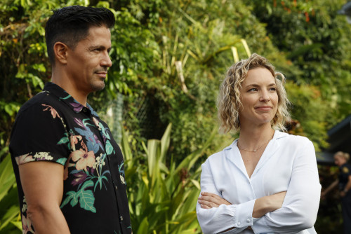 MAGNUM P.I. -- "Dead Ringer" Episode 506 -- Pictured: (l-r) Jay Hernandez as Thomas Magnum, Perdita 