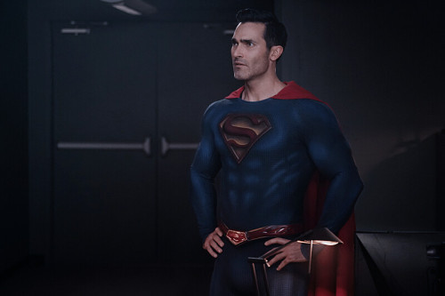 Superman & Lois -- Too Close To Home -- Image Number: SML304b_0131r -- Pictured: Tyler Hoechlin as S